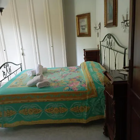 Domus Garden Bed and Breakfast Όλμπια
